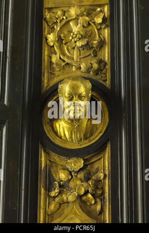 Selbstportrait der italienischen Frührenaissance Bildhauer Lorenzo Ghiberti dargestellt im Detail die Tore des Paradieses (Porta del Paradiso) entworfen von Lorenzo Ghiberti für die in Florenz Baptisterium (Battistero di San Giovanni), nun im Museo dell'Opera del Duomo (Museum der Werke der Dom von Florenz) in Florenz, Toskana, Italien. Stockfoto