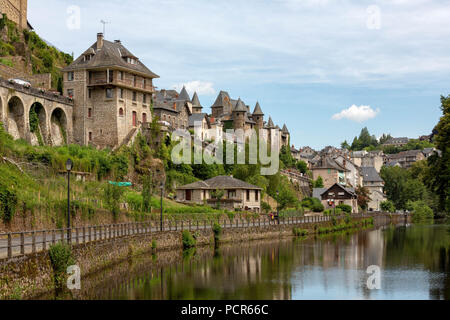 Frankreich, UZERCHE - Juli 12, 2018: Die malerischen mittelalterlichen Dorf mit dem Fluss Vezere davor. Stockfoto