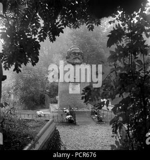 Grab von Karl Marx, Highgate Cemetery, Hampstead, London, 1954. Artist: John Gay. Stockfoto