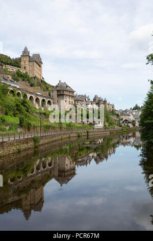 Frankreich, UZERCHE - Juli 12, 2018: Panorama der malerischen, mittelalterlichen Dorf mit dem Fluss Vezere davor. Stockfoto