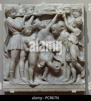 Junge Tänzer und Musiker dargestellt in der marmorrelief zur Veranschaulichung der Psalm 150 von der Cantoria (Gesang), entworfen von italienischen Renaissance Bildhauers Luca della Robbia (1432-1438) für die Sakristei der Kathedrale von Florenz (Kathedrale von Santa Maria Del Fiore), nun im Museo dell'Opera del Duomo (Museum der Werke der Dom von Florenz) in Florenz, Toskana, Italien. Stockfoto