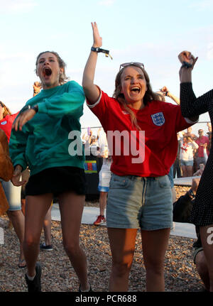 England fans beobachten Sie den Fußball an Luna Beach, Brighton bietet: England Fans feiern Englands erstes Ziel Wo: Brighton, Großbritannien Wann: 03 Jun 2018 Credit: Danny Martindale/WANN Stockfoto