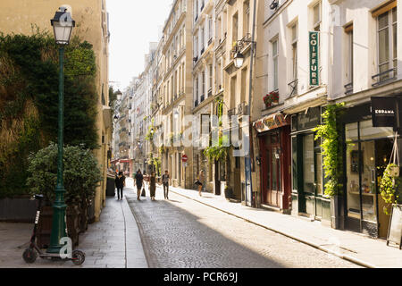 Pariser Straße 2. arrondissement Rue Tiqueton - eine typische Pariser Straße Rue Tiqueton am späten Nachmittag, Frankreich, Europa. Stockfoto