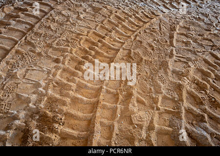 Lkw-Reifen Spuren im Sand an der Baustelle, New Jersey, USA Stockfoto