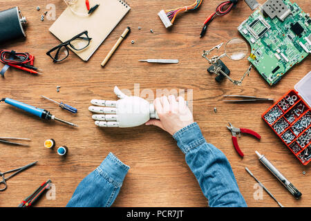 Zugeschnittenes Bild des Menschen mit amputierten Holding prothetischen Arm in der Hand Stockfoto