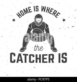 Zuhause ist, wo der Fänger ist. Vector Illustration. Konzept für Hemd oder Logo, Print, Stempel oder T-Stück. Vintage Typografie Design mit Catcher Silhouette. Baseball Angebot. Stock Vektor