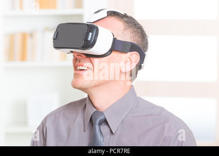 Geschäftsmann mit Virtual reality Headset im Büro Stockfoto