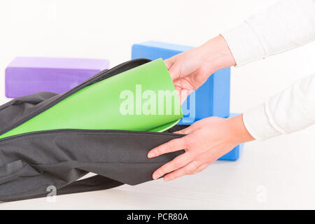 Eine Yoga Matte in einer speziellen Yoga Tasche Stockfoto
