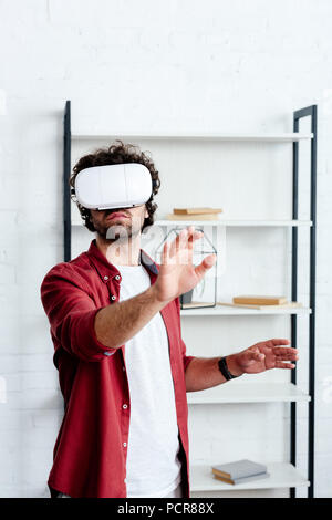 Junger Mann mit Virtual reality Headset im Büro Stockfoto