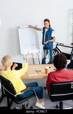 Hohe Betrachtungswinkel von jungen Kollegen diskutieren Projekt im Büro Stockfoto