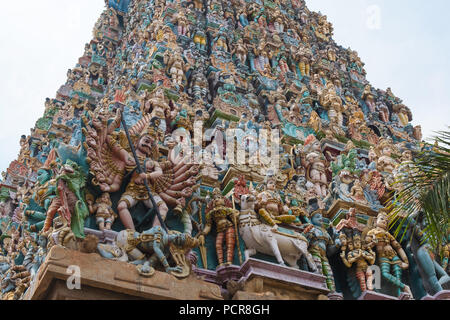 Detail aus einem der 4 wichtigsten Gopurams, oder Gateway Türme, an einem Haupteingang der Meenakshi Tempel in Madurai, Indien Stockfoto