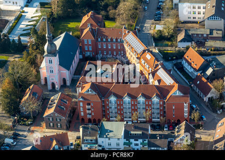 Schinkel Kirche St. Peter mit Pflegeheim St. Josefs-Haus, Essen, Ruhrgebiet, Nordrhein-Westfalen, Deutschland Stockfoto