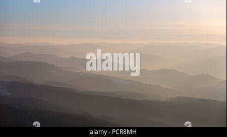 Hintergrundbeleuchtung Aussicht auf die Hügel der nördlichen Sauerland in der Nähe von Meschede, Morgennebel, romantische Stimmung über das Sauerland, Meschede, Sauerland, Nordrhein-Westfalen, Deutschland Stockfoto