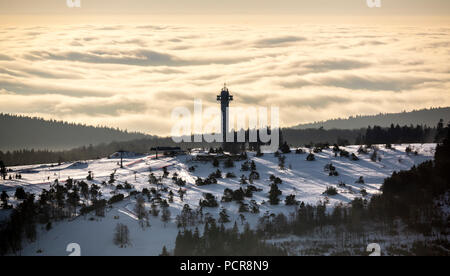 Die Effelsberg, Ski Paradies in der Nähe von Willingen im Hochsauerland mit Blick auf eine geschlossene Wolkendecke, Willingen, Sauerland, Nordrhein-Westfalen, Deutschland Stockfoto