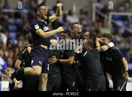 Derby County Manager Frank Lampard (Mitte rechts), torwarttrainer Shay Given (Mitte) und der Rest der Bank feiern, nachdem Tom Lawrence (nicht abgebildet) Kerben zweiten Ziel seiner Seite des Spiels während der Sky Bet Championship Match im Madejski Stadium, Lesen. Stockfoto