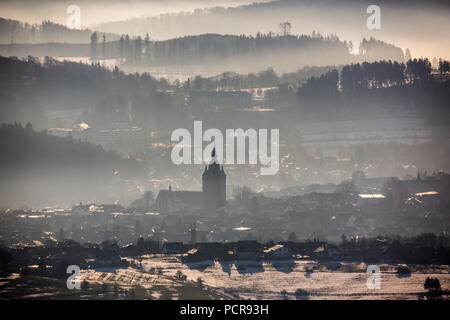 Blick von Scharfenberg auf Brilon im Sauerland mit Hügeln im Hintergrund, Propst der Kirche St. Petrus und Andreas, Brilon, Sauerland, Soester Börde, Nordrhein-Westfalen, Deutschland Stockfoto