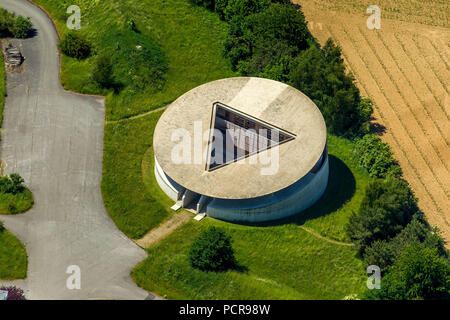 Abraham Bau Architekten Raimund Abraham, Projekt von Karl-Heinrich Müller, Kunstsammler, Langen Foundation, ehemaliger NATO-Stützpunkt in der Mitte der niederrheinischen Landschaft, Kunst-, Kultur- und Kunst Raum Projekt, Neuss, Rheinland, Nordrhein-Westfalen, Deutschland Stockfoto