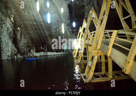 Holzbrücke über den Salzsee im Salzbergwerk von Werk Turda Stockfoto