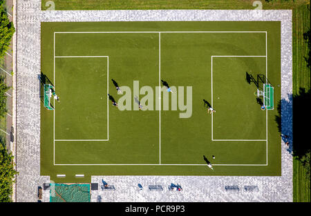 Grüne Sportplatz, vertikaler, Schule, Sport, Fußball, Erich-Gutenberg-Berufskolleg, Bünde, Ostwestfalen, NRW, Deutschland Stockfoto