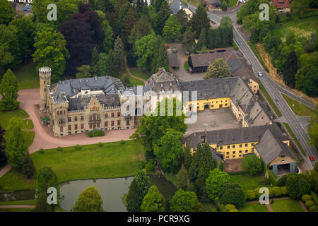 Haltbare Mudder - die ultimative Schlammschlacht im Sauerland, in der Nähe von Schloss Herdringen, Arnsberg, Sauerland, Nordrhein-Westfalen, Deutschland Stockfoto