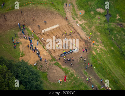 Extremer Sport, Schlamm Track mit Stacheldraht Versteifung, haltbare Mudder - die ultimative Schlammschlacht im Sauerland, in der Nähe von Schloss Herdringen, Arnsberg, Sauerland, Nordrhein-Westfalen, Deutschland Stockfoto