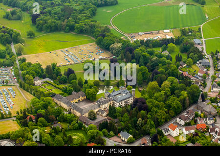 Extremer Sport, haltbare Mudder - die ultimative Schlammschlacht im Sauerland, in der Nähe von Schloss Herdringen, Arnsberg, Sauerland, Nordrhein-Westfalen, Deutschland Stockfoto