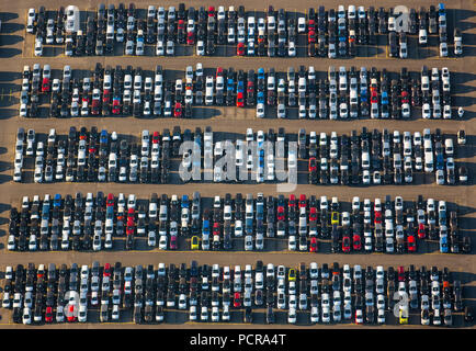 Import Fahrzeug Neuwagen Lager im Logport Duisburg Rheinhausen, neue Autos dump, Parkplatz, Duisburg, Ruhrgebiet, Nordrhein-Westfalen, Deutschland Stockfoto