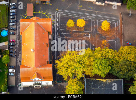 Lessing Schule, Schulhof, Schule, glänzenden Laubbäume, Herbstlaub, Herringen, Hamm, Ruhrgebiet, Nordrhein-Westfalen, Deutschland Stockfoto