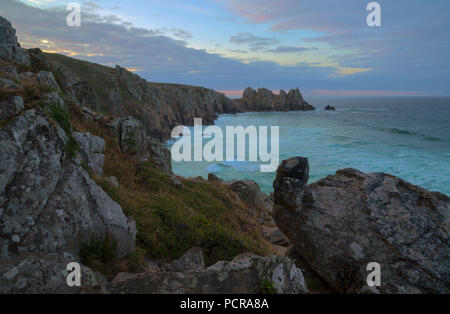 Sonnenaufgang über pedn Vounder Beach in der Nähe von Porthcurno Stockfoto