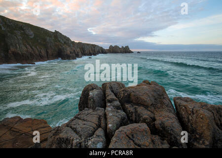 Sonnenaufgang über pedn Vounder Strand in West Cornwall Stockfoto