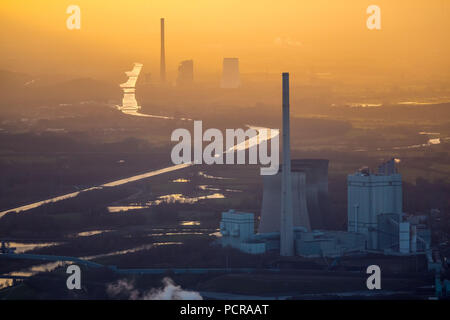 Kraftwerk Gersteinwerk, RWE Power, RWE, kohlekraftwerk vor mit der STEAG Bergkamen Kohlekraftwerk hinter, Datteln-Hamm-Kanal, Abendsonne, goldenes Licht, industrielle Romantik, industriellen Hintergrund, Sonnenuntergang Spiegelung, Dunst, Smog, nebligen Wetter, inversion Wetterlage, Back Light, Werne, Ruhrgebiet, Nordrhein-Westfalen, Deutschland Stockfoto