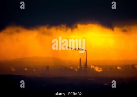 Chemiepark Marl in der Hintergrundbeleuchtung nach einem Regenschauer, Abendsonne, industriekulisse, Silhouette der chemischen Industrie, Sonnenuntergang, Marl, Ruhrgebiet, Nordrhein-Westfalen, Deutschland Stockfoto