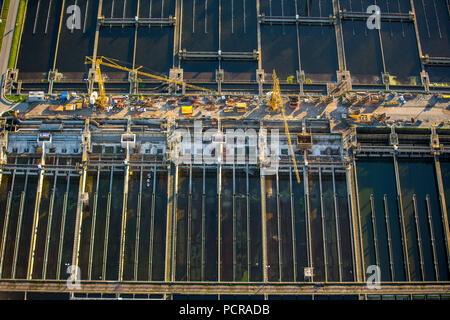 Abwasser arbeit Emscher Damm, Emscher, Emschergenossenschaft, Klärung der Becken, Bau Faultürmen, Oberhausen, Ruhrgebiet, Duisburg, Ruhrgebiet, Duisburg, Dinslaken, Oberhausen, Stadt, Nordrhein-Westfalen, Deutschland Stockfoto