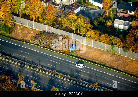Lärmschutzwand Wand mit gefällten Bäumen in der Siedlung 'Am Schöttelse" (Bochum), Witten, Ruhrgebiet, Nordrhein-Westfalen, Deutschland Stockfoto