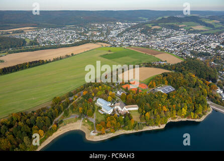 Welcome Hotel Meschede/Hennesee mit Steg und Tennisplatz am Hennesee in herbstlichen Farben, Meschede, Sauerland, Nordrhein-Westfalen, Deutschland Stockfoto