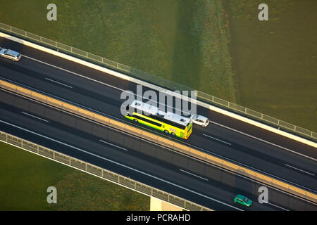 Coach auf der Autobahn, fahren über die Flixbus Ruhr brücke Richtung Düsseldorf, Ruhrtal Brücke A52, A52 Autobahn, mintarder Brücke, Ruhrgebiet, Ruhrgebiet, Mülheim, Mintard, Ruhrgebiet, Nordrhein-Westfalen, Deutschland Stockfoto