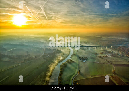 Ruhrtal Brücke A52, A52 Autobahn, mintarder Brücke, Ruhrgebiet, Ruhrgebiet, Mülheim, Mintard, Ruhrgebiet, Nordrhein-Westfalen, Deutschland Stockfoto