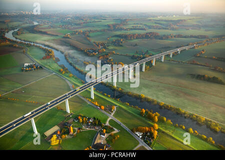 Ruhrtal Brücke A52, A52 Autobahn, mintarder Brücke, Ruhrgebiet, Ruhrgebiet, Mülheim, Mintard, Ruhrgebiet, Nordrhein-Westfalen, Deutschland Stockfoto