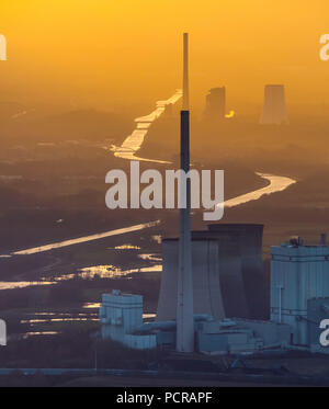 Kraftwerk Gersteinwerk, RWE Power, RWE, kohlekraftwerk vor mit der STEAG Bergkamen Kohlekraftwerk hinter, Datteln-Hamm-Kanal, Abendsonne, goldenes Licht, industrielle Romantik, Industrielle, Sonnenuntergang Spiegelung, Dunst, Smog, nebligen Wetter, inversion Wetterlage, Back Light, Werne, Ruhrgebiet, Nordrhein-Westfalen, Deutschland Stockfoto