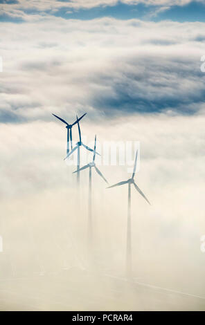 Windenergieanlagen, Windkraftanlagen, alternative Energie, Windenergie, Windkraftanlagen im nördlichen Sauerland, Windkraftanlagen, die sich aus den Wolken, Bad Wünnenberg, Sauerland, Nordrhein-Westfalen, Deutschland Stockfoto