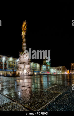 Dreifaltigkeitssäule auf dem Linzer Hauptplatz, regnerischen Nacht Stockfoto