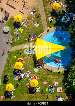 Grugabad Essen, Babybecken mit Markise, Freibad am heißesten Tag im Frühjahr 2015, Essen, Ruhrgebiet, Nordrhein-Westfalen, Deutschland Stockfoto