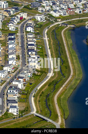 Phönixsee Dortmund, Emscher, Emscher Wiederaufbau, ehemaligen Stahlwerk in Dortmund-Hörde, neuen Wohngebiet, Strukturwandel, Wohnanlage am Nordufer des Sees mit Emscher, Phoenix See Dortmund, Dortmund, Ruhrgebiet, Nordrhein-Westfalen, Deutschland Stockfoto