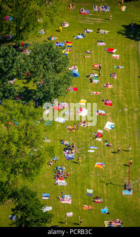 Grugabad Essen, Badegäste, Liegewiese, Schwimmbad, Liegewiese, Badetücher, Badegäste, Schwimmer, Schwimmbad, Freibad am heißesten Tag im Frühjahr 2015, Essen, Ruhrgebiet, Nordrhein-Westfalen, Deutschland Stockfoto