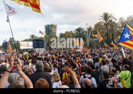 Barcelona, Katalonien, Spanien, 10. Oktober 2017: Menschen auf Rally Unterstützung für die Unabhängigkeit Kataloniens in Passeig Lluís Companys. Stockfoto