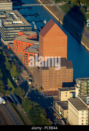 Staatliche Archiv Nordrhein-Westfalen ehemaligen Lagergebäude mit neuen Archiv Turm Innenhafen Duisburg, Duisburg, Ruhrgebiet, Nordrhein-Westfalen, Deutschland Stockfoto