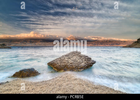 Big Rock auf dem Pebble Beach auf der Insel Pag, Kroatien Stockfoto