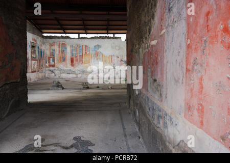 Farbenfrohen Fresken in einer gehobenen Wohnanlage in der antiken Stadt Pompeji, in der Nähe von Neapel, Italien Stockfoto