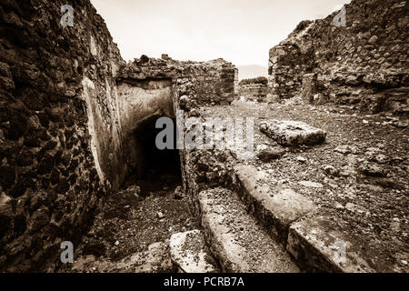 Eingang zu einem dunklen Kellerraum unterhalb der Stadt, die Ruinen der antiken Stadt Pompeji, in der Nähe von Neapel, Italien Stockfoto