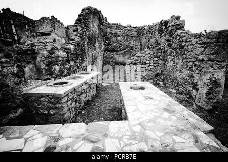 Theke der ehemaligen Bar, das Thermopolium, in der antiken Stadt Pompeji, in der Nähe von Neapel, Italien Stockfoto